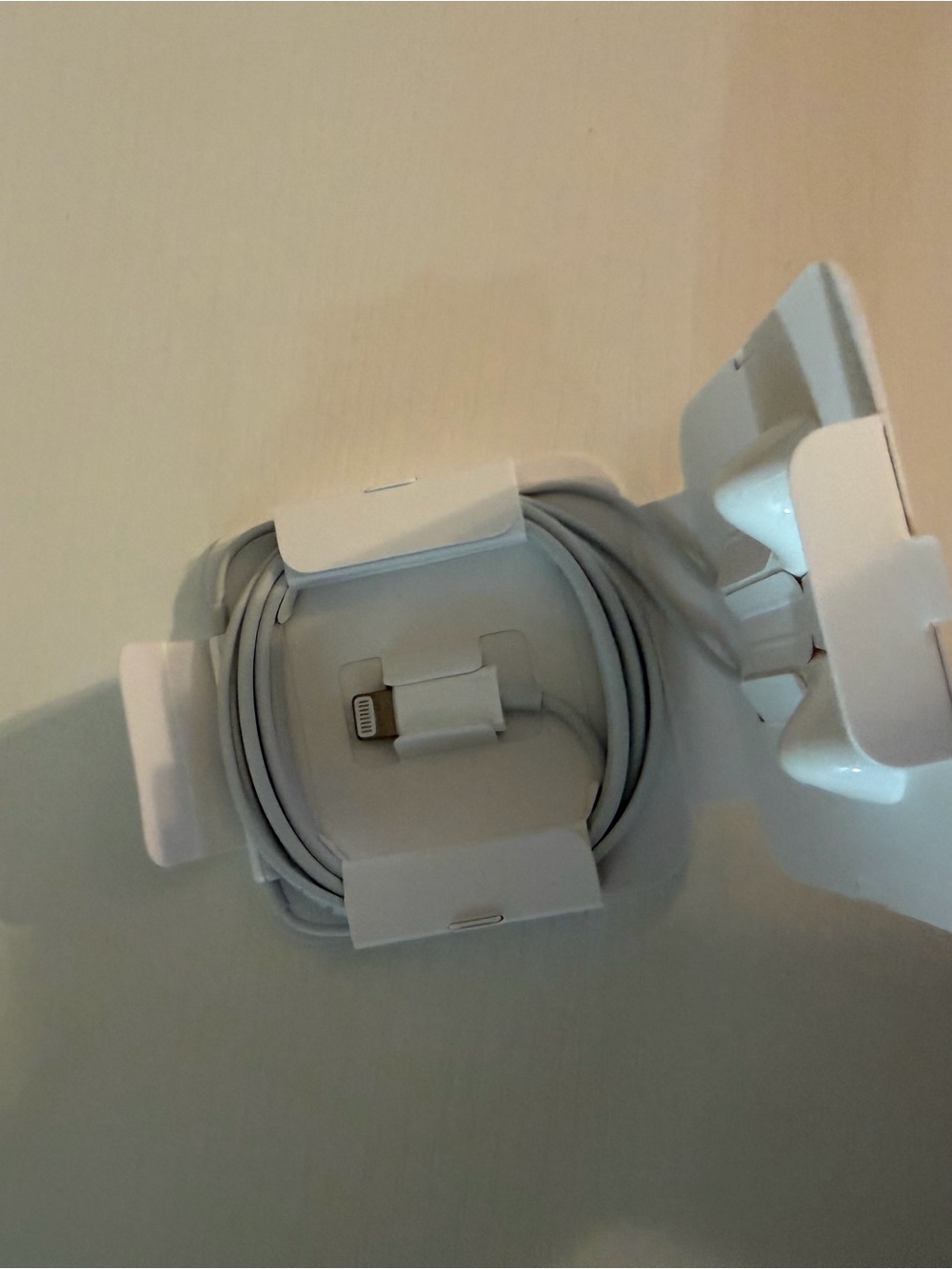 White Wired Earbuds with Lightning Connector - Picture 3 of 3